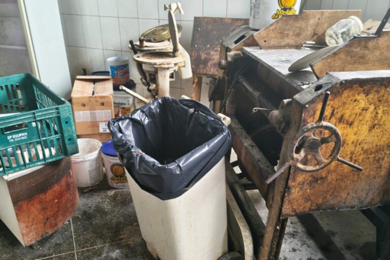 Vigilância Sanitária interdita delicatessen por condições insalubres no bairro Muchila