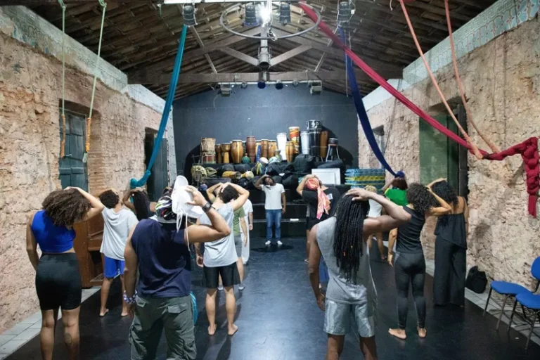 Escola Livre de Teatro abre inscrições para curso de formação e montagem cênica