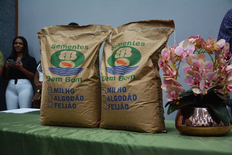 Prefeitura mobiliza frota e inicia entrega de sementes nos oito distritos nesta quarta-feira