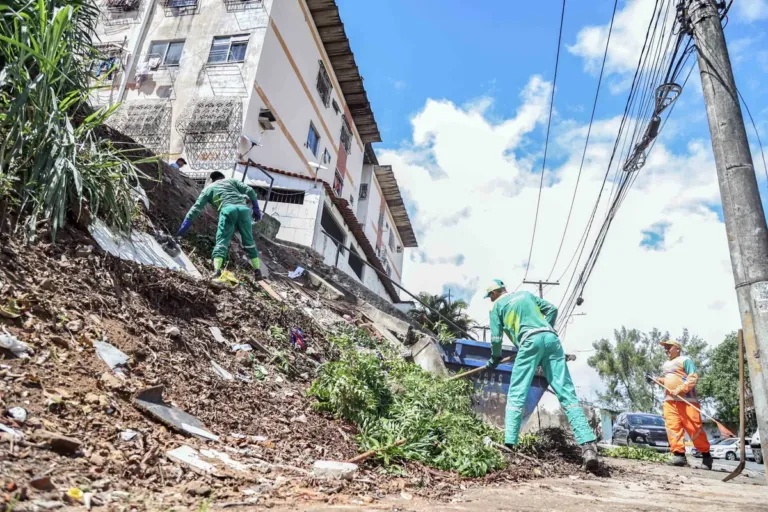 Prefeitura reforça limpeza de encostas e promove conscientização sobre descarte inadequado de resíduos