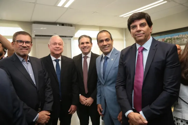 Bruno Reis participa de sessão solene do TCM em homenagem a Hugo Motta e César Borges