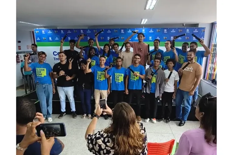 Prefeitura certifica 60 jovens da região do Mané Dendê em programa pioneiro de tecnologia