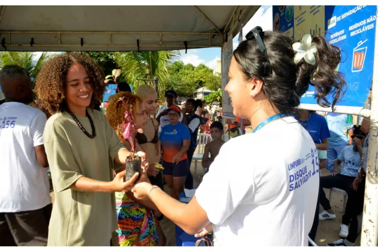 Limpurb realiza ação de conscientização ambiental na Praia da Preguiça