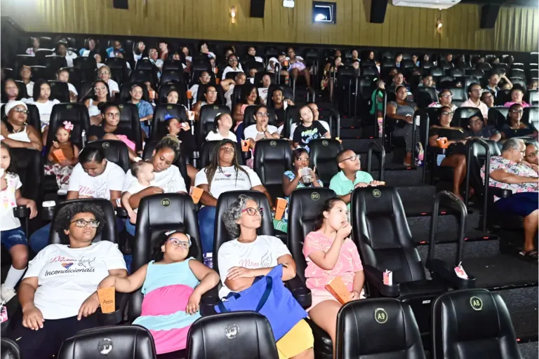 Dia da Síndrome de Down é celebrado de forma antecipada com sessão de cinema e meias trocadas