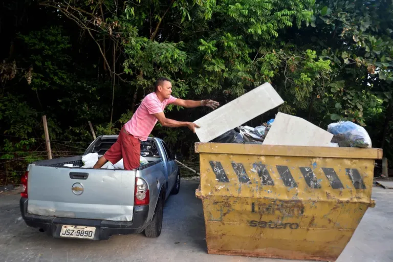 Descarte irregular de entulho pode gerar multa; veja como é o procedimento correto em Salvador