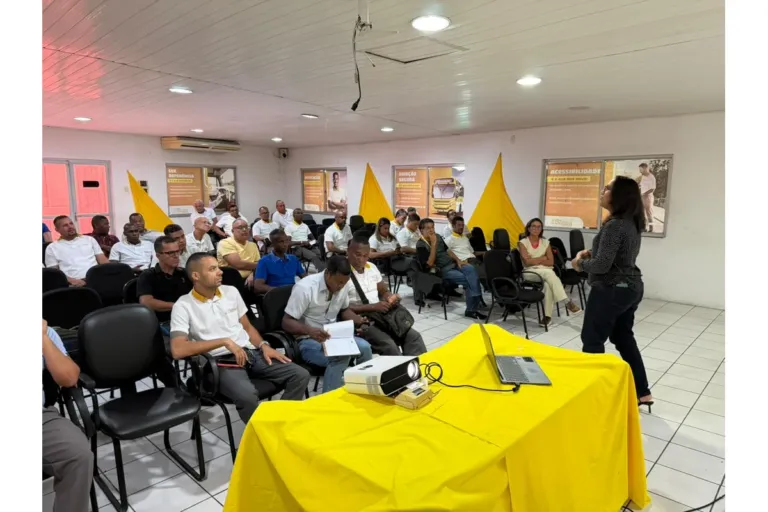 Semob orienta rodoviários sobre embarque e desembarque fora do ponto para mulheres e idosos à noite