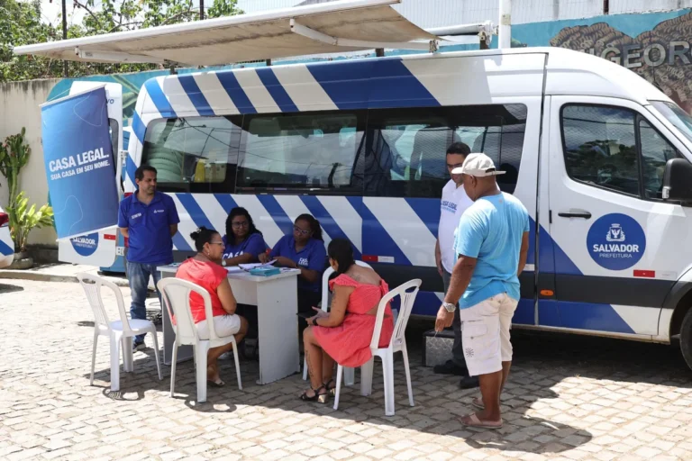 Prefeitura entrega títulos de propriedade do Casa Legal em posto itinerante no Bairro da Paz