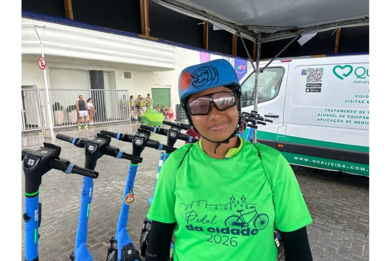 Prefeitura distribui capacetes para pessoas com penteados afro durante o Viver Salvador