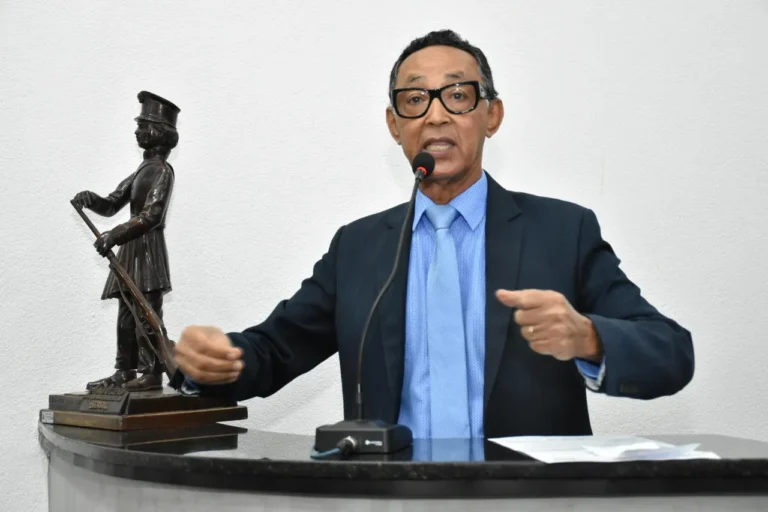 Vereador cobra solução para superlotação da fila de regulação no Clériston Andrade