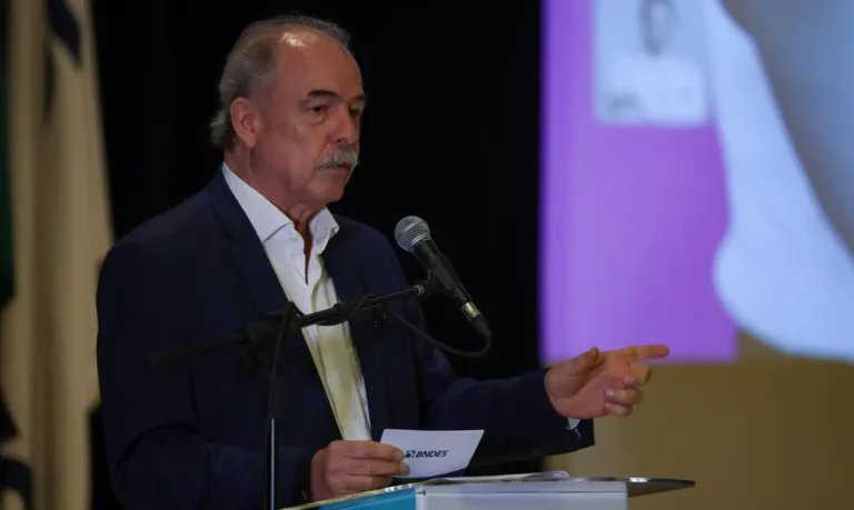 Na Mesa com Datena recebe o presidente do BNDES, Aloizio Mercadante