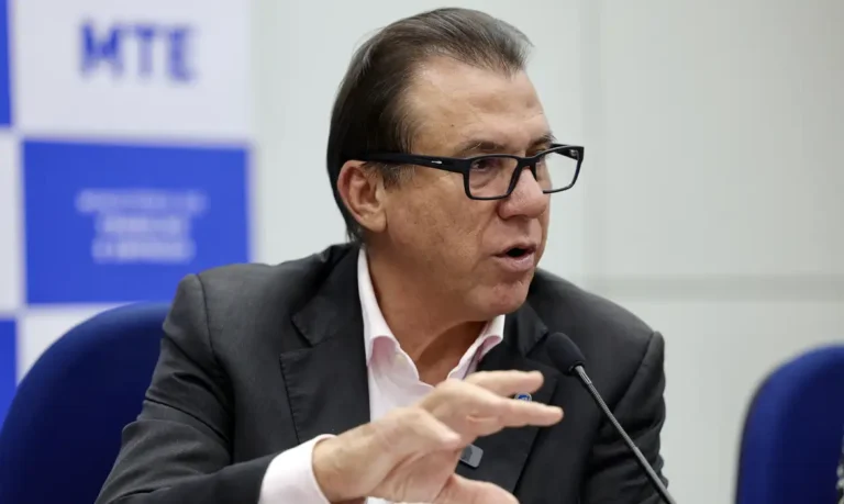 PECs da escala 6×1 não competem com proposta do governo, diz Marinho