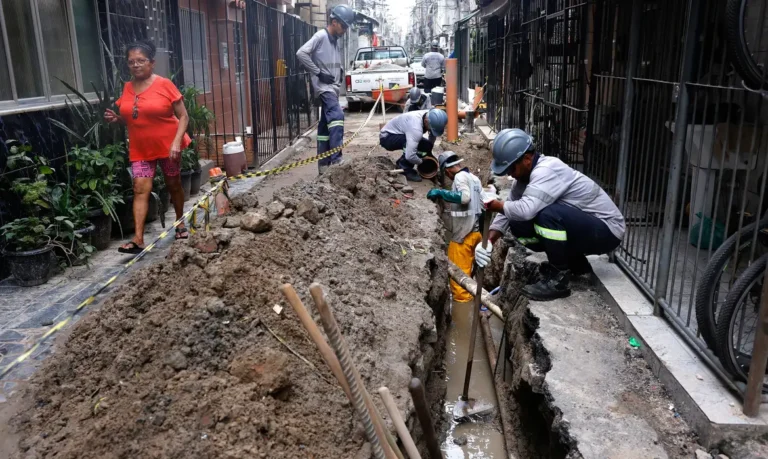 Maré recebe obras de esgoto, mas drenagem e lixo seguem como desafio