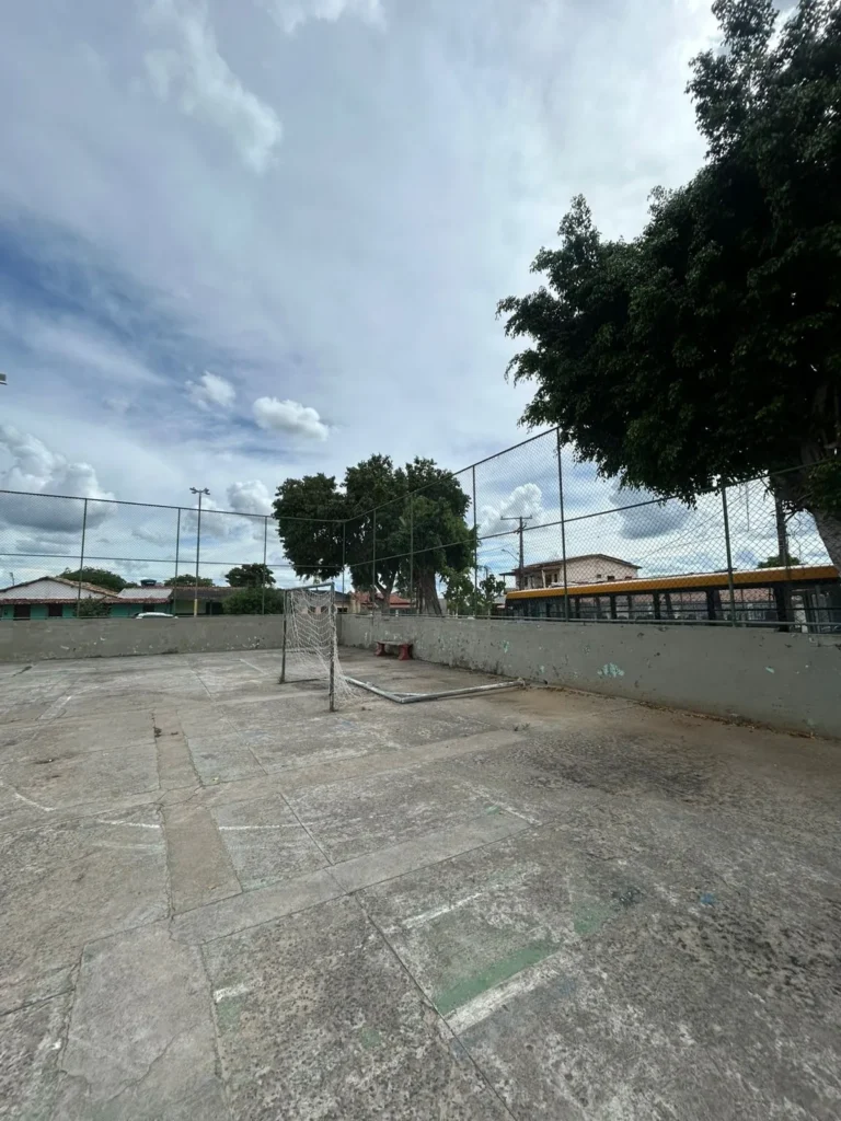 Quadra de esportes de Pé de Serra necessita de reforma; presidente da Câmara apresenta indicação