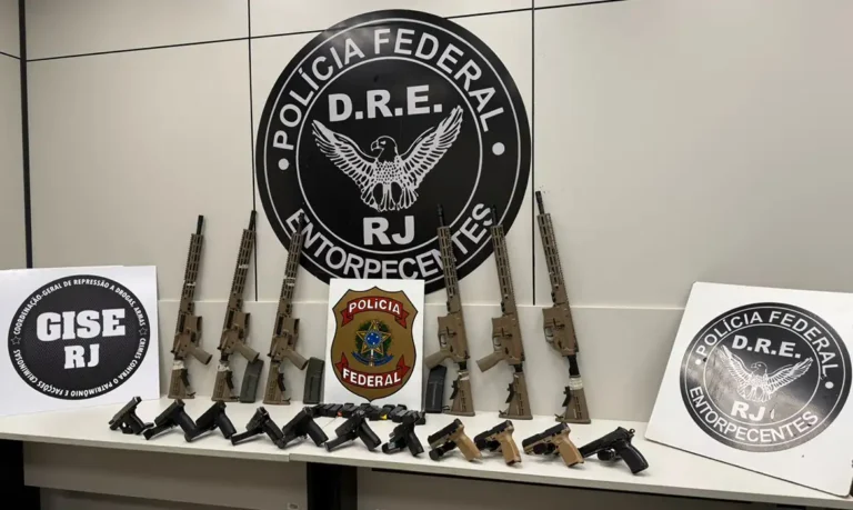 Em duas ações na Via Dutra, PF apreende 10 fuzis e 12 pistolas