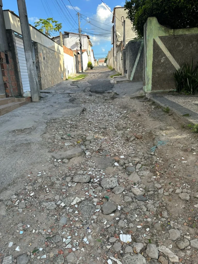 Indicações pedem ponto de ônibus e recapeamento do asfalto em ruas do conjunto Feira X