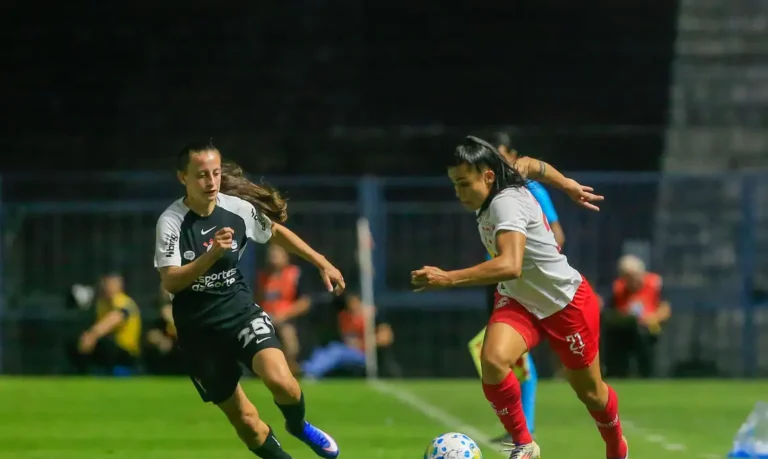 Corinthians goleia Bragantino e assume liderança do BR Feminino