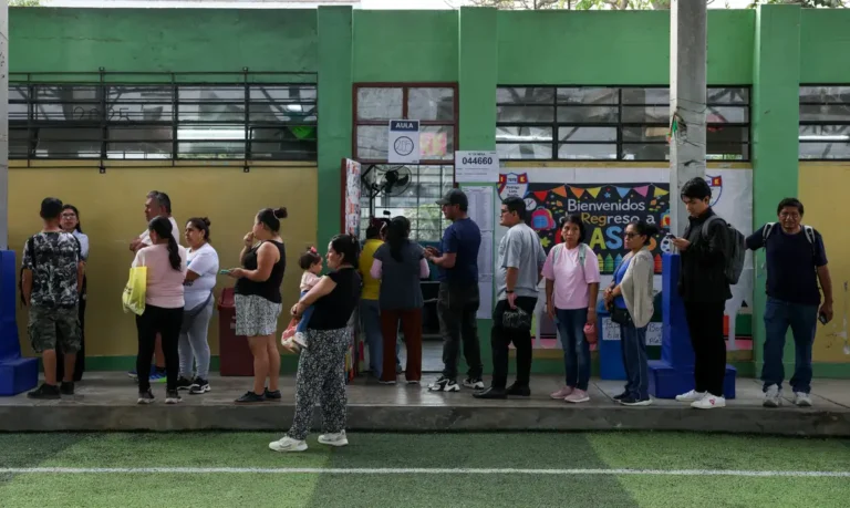 Peru: ultraconservador e esquerda disputam voto a voto para 2º turno