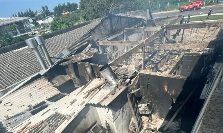 Avião de pequeno porte cai sobre restaurante no Rio Grande do Sul