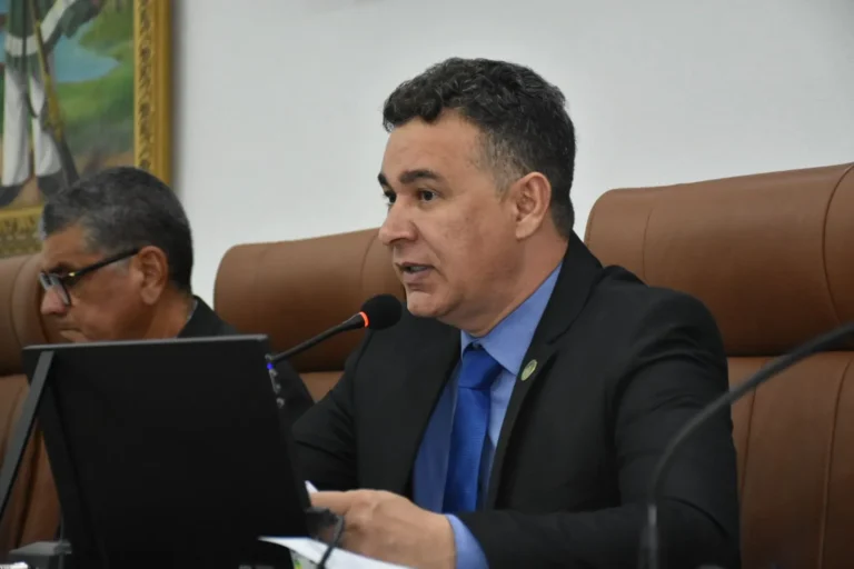 Marcos Lima solicita paralelepípedo e recapeamento asfáltico em bairros de Feira de Santana