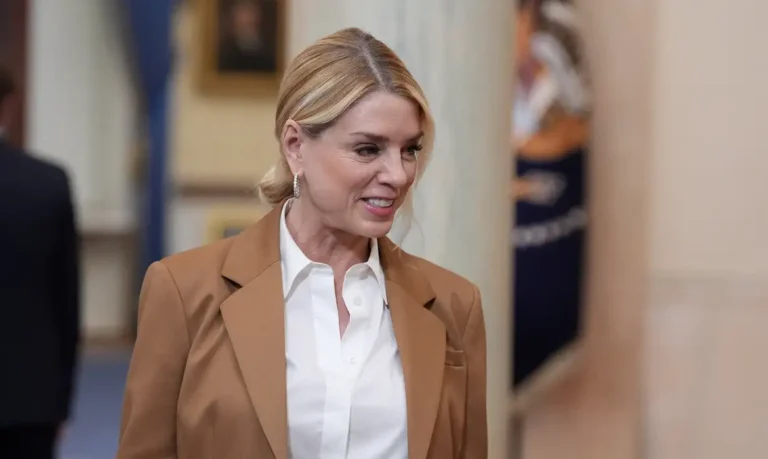 Trump demite Pam Bondi do cargo de procuradora-geral dos EUA
