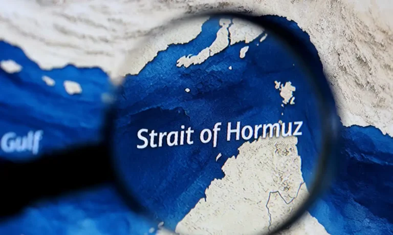 Tráfego marítimo permanece praticamente parado em Ormuz