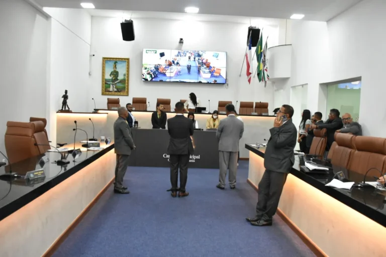 Câmara cumpre minuto de silêncio em homenagem a mãe e filho mortos em acidente