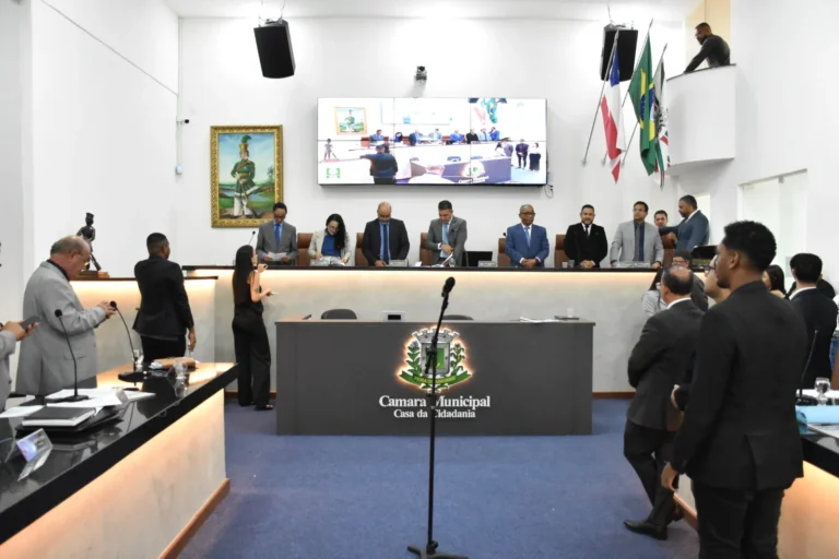 Câmara presta minuto de silêncio em homenagem a jovem vítima de violência e irmão de servidora municipal