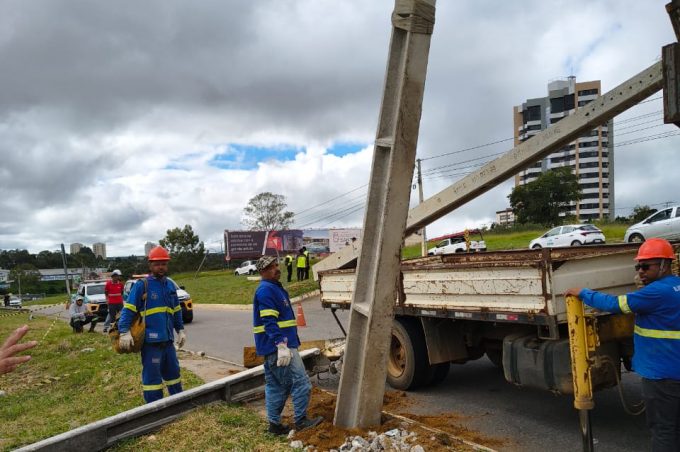 Após acidentes, Prefeitura substitui postes derrubados na Av. Luís Eduardo Magalhães