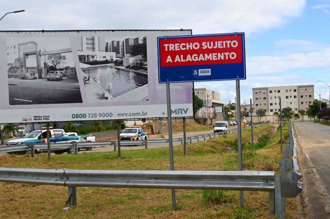 Após instalação de guard rail, trânsito na Avenida Caracas é liberado pela Prefeitura