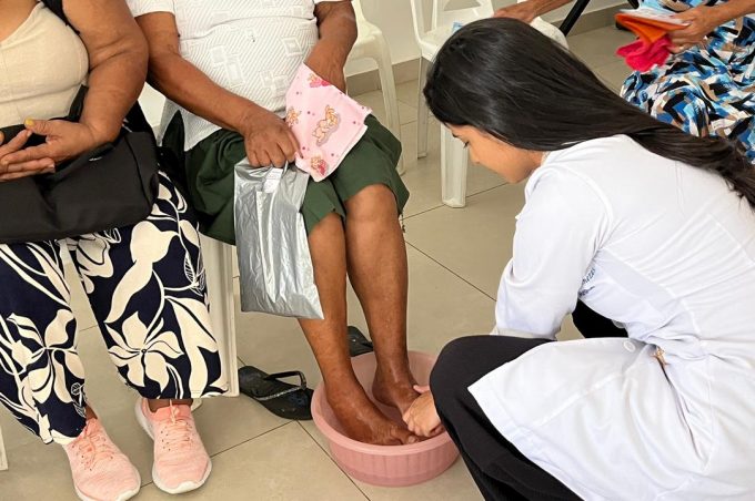 Campanha “Lava-pés” leva orientações e cuidados preventivos sobre pé diabético ao bairro Comveima I