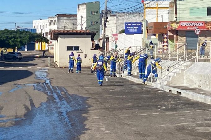 Coordenações de Limpeza Pública e Serviços Básicos da Sesep realizam mutirão de limpeza na feira da Ceasa e no entorno