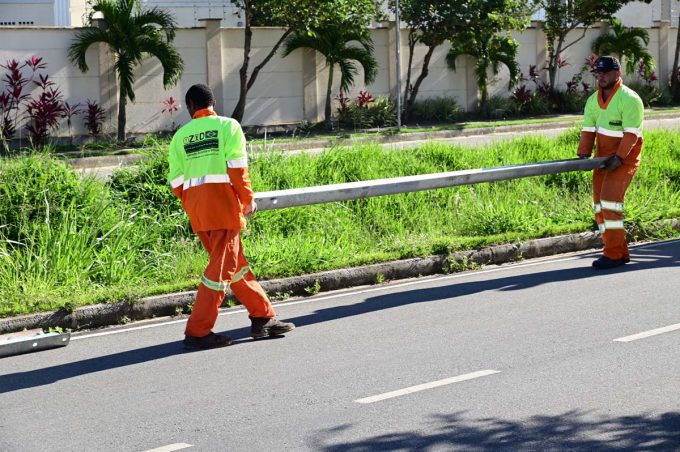 Prefeitura inicia instalação de guard rail em canal de drenagem da Avenida Caracas