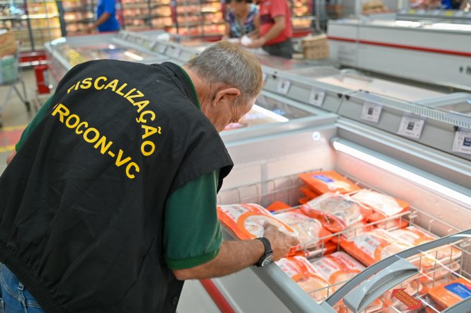 Procon e Vigilância Sanitária fiscalizam atacadistas de alimentos em Vitória da Conquista