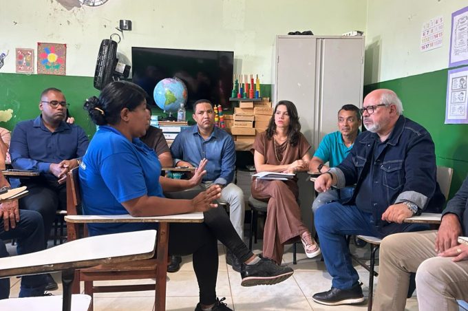 Representantes da Smed visitam escola do povoado de Abelha, dialogam com moradores e anunciam reforma da unidade