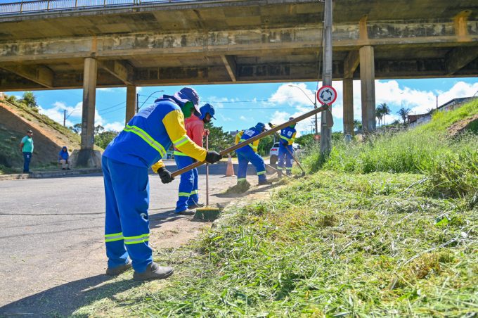 Secretaria Municipal de Serviços Públicos mantém mutirão de limpeza e poda de árvores em bairros e logradouros públicos