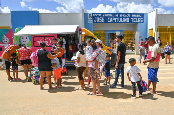 Secretaria de Saúde realiza Semana de Vacinação nas escolas com o Vacimóvel. Cmei José Capitulino Teles foi o primeiro