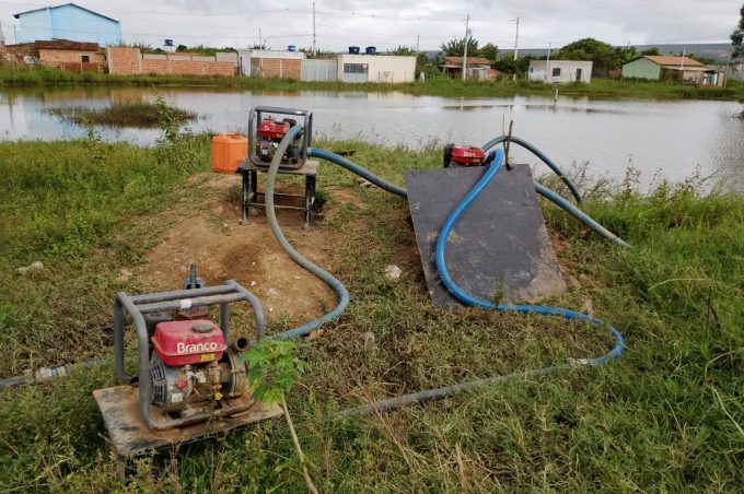 Seinfra realiza bombeamento da água de chuva na Fazenda Paixão para garantir segurança