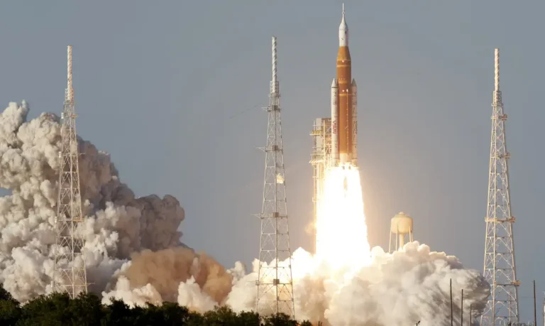 Nasa lança a primeira missão lunar tripulada em meio século