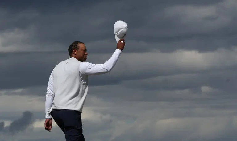 Tiger Woods anuncia que vai se afastar para buscar tratamento