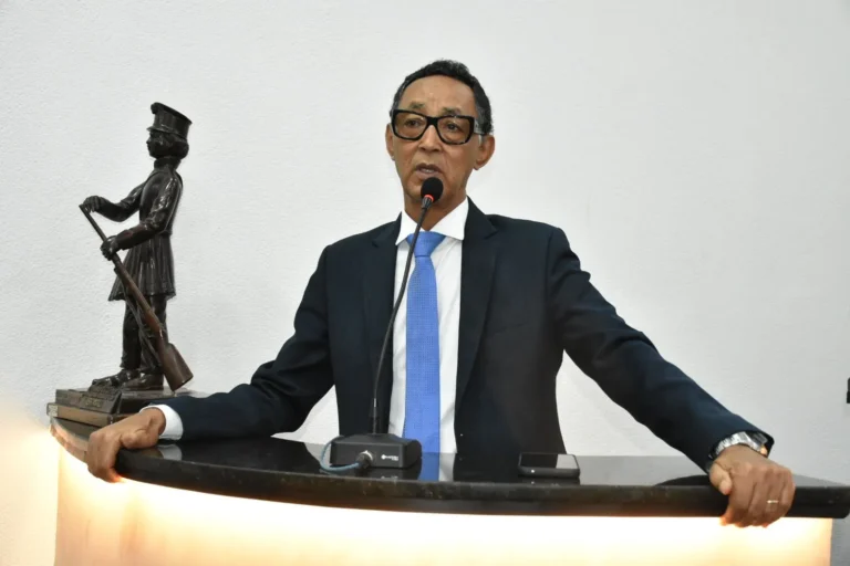 Recuperação asfáltica e pavimentação de ruas são solicitadas para diferentes bairros de Feira