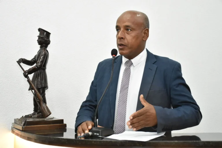 Pais denunciam falta de professores em escolas de Maria Quitéria e cobram providências na Câmara