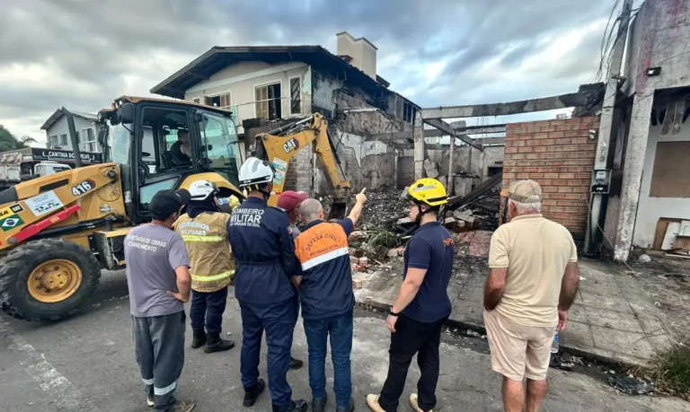 Bombeiros localizam quarta vítima da queda de avião no RS