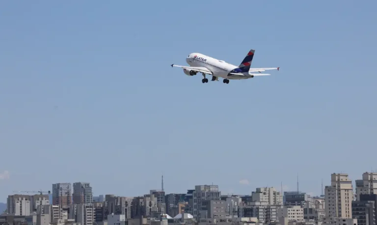 Cade investiga possível alinhamento de preços entre Latam e Gol