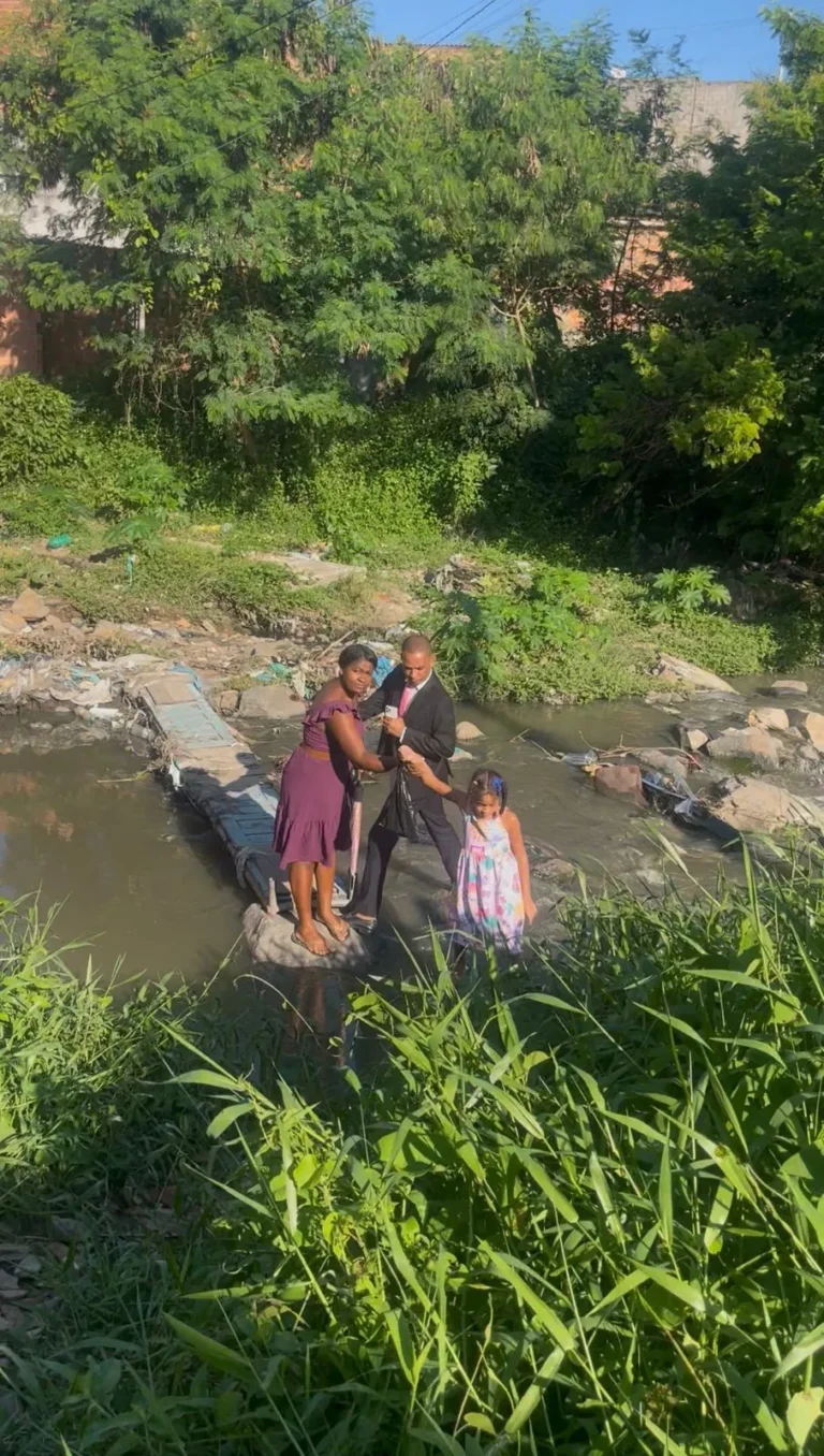 Pais e estudantes reivindicam construção de ponte no bairro Calumbi