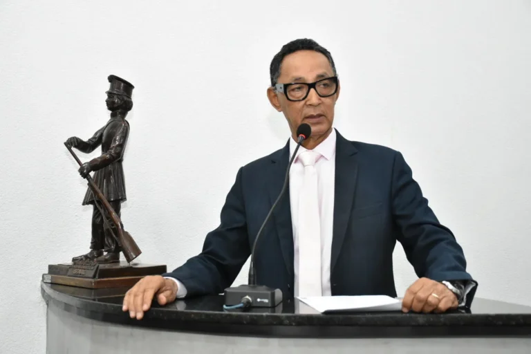 Vereador sugere mudança em semáforo para melhorar trânsito entre Senador Quintino e João Durval