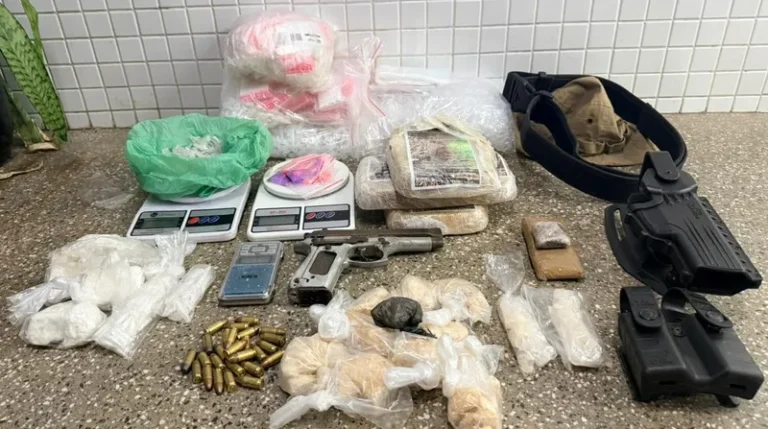 PM apreende arma de fogo e drogas no Lobato