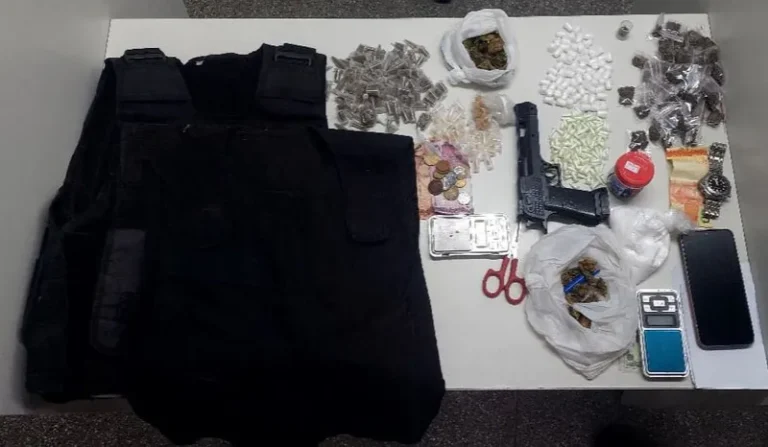 PM prende homens por tráfico de drogas em Pirajá