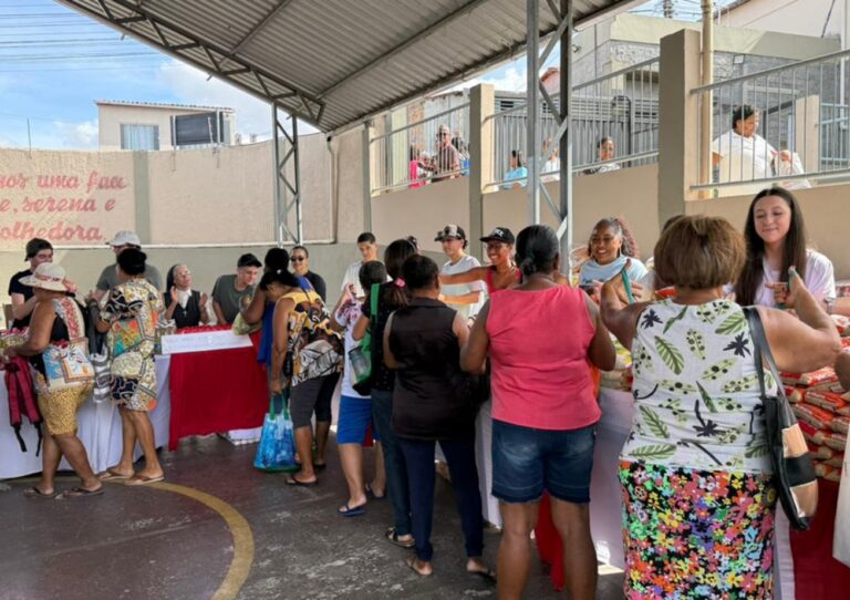 Dispensário Santana distribui cestas básicas e peixe para mais de 700 famílias na Semana Santa