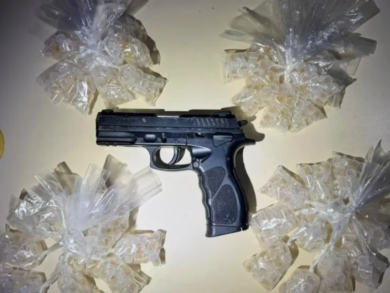 PMBA realiza prisão em flagrante de indivíduo envolvido em ataque a policiais militares e apreende arma de fogo e drogas em…
