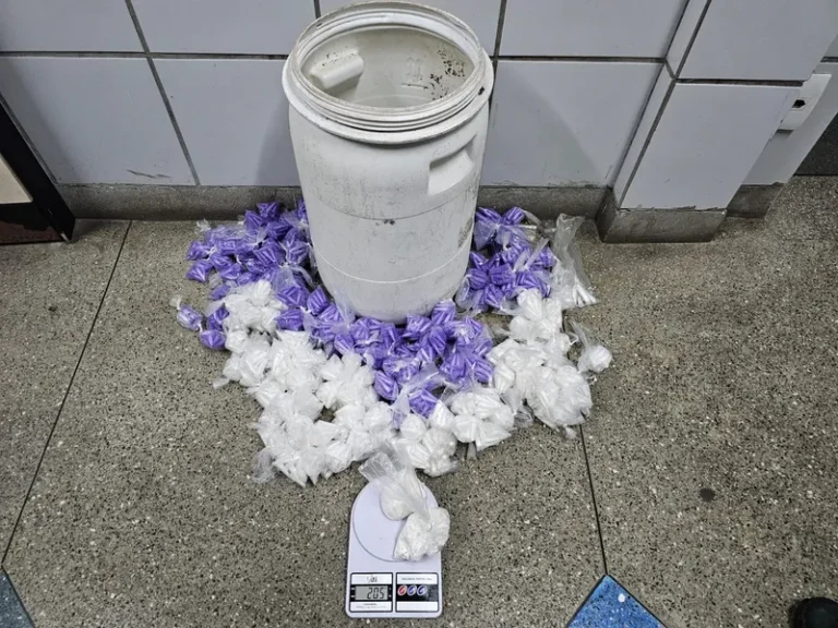 PM apreende drogas em Pau da Lima